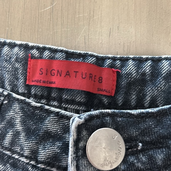 Signature tiny denim shorts - Picture 2 of 4